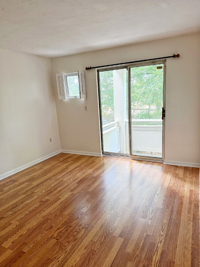Building Photo - Spacious 2 BED 1.5 BATH Condo rental close to Quincy Center!