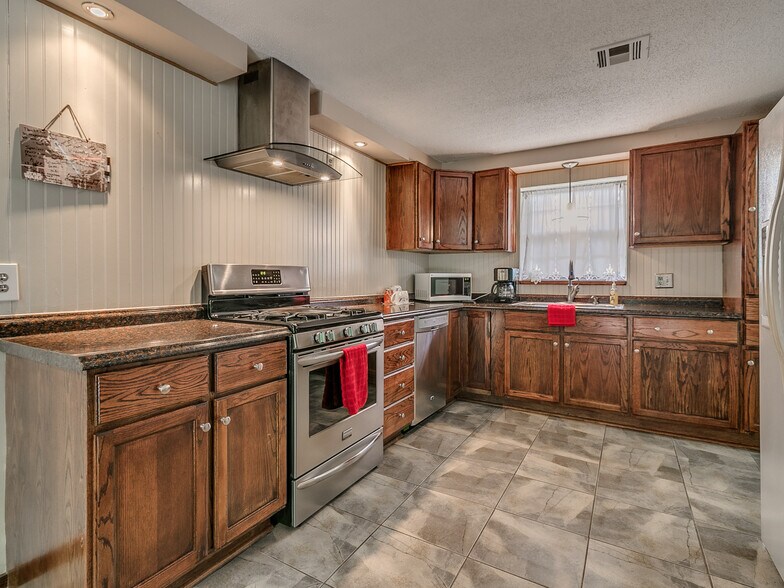 Building Photo - 1548 Bradley Pl