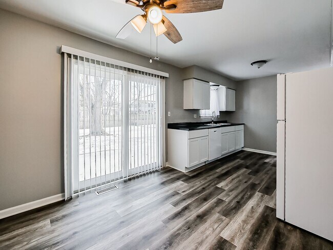 Building Photo - AVAILABLE NOW! Spacious and Inviting Westland Home!