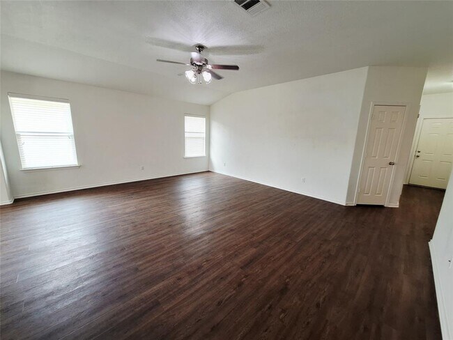 Building Photo - 325 Comal Run