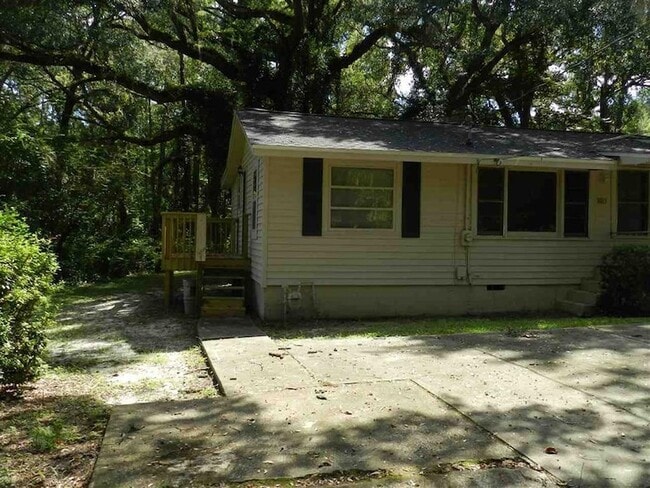 Building Photo - 3015 Thomas Dr