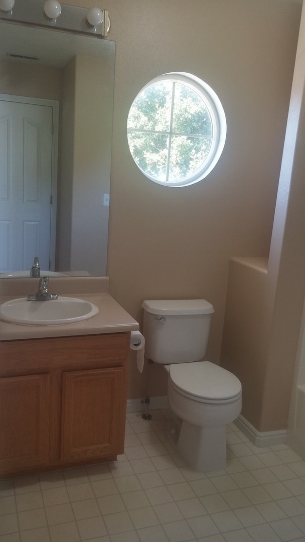 Building Photo - 3 bedroom 2 1/2 bath townhome