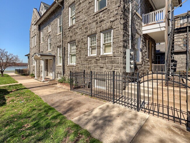 Building Photo - 1701 N Front St