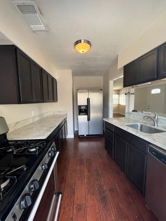 Building Photo - Spacious 2 bed 1bath home in the well desi...
