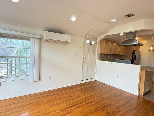 Building Photo - "Charming 2-Bedroom Retreat in Douglaston – Cozy Comfort with 710 Sq Ft of Living Space!"