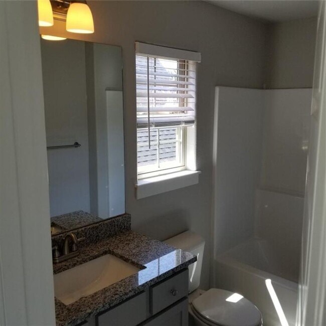 Building Photo - Nice 3 bedroom 3.5 bath near campus in Fayetteville