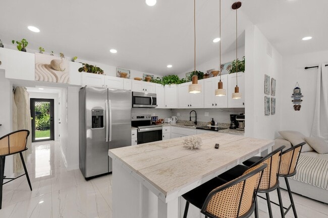 Building Photo - 1433 NE 53rd Ct