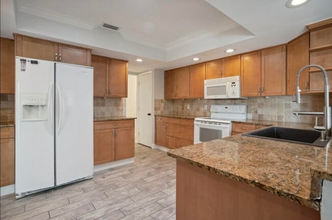 Building Photo - 603 SE 7th Ave