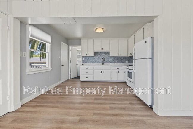 Building Photo - 146 N Cedros Ave