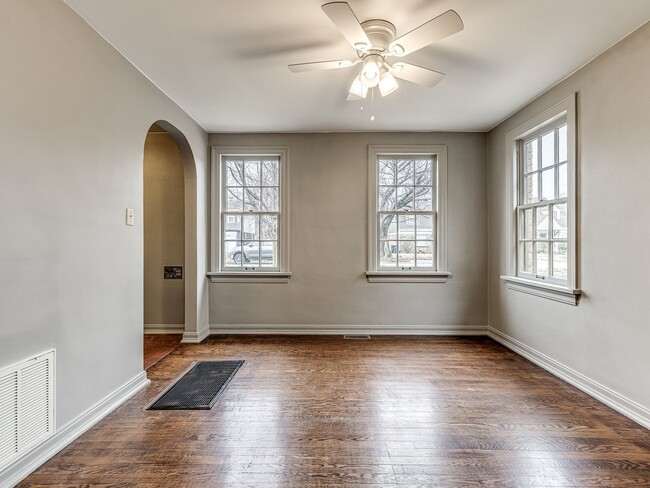 Building Photo - Charming 2bed/1.5 bath minutes from Plaza in Aurora Neighborhood - Appliances, Garage + Storm She...