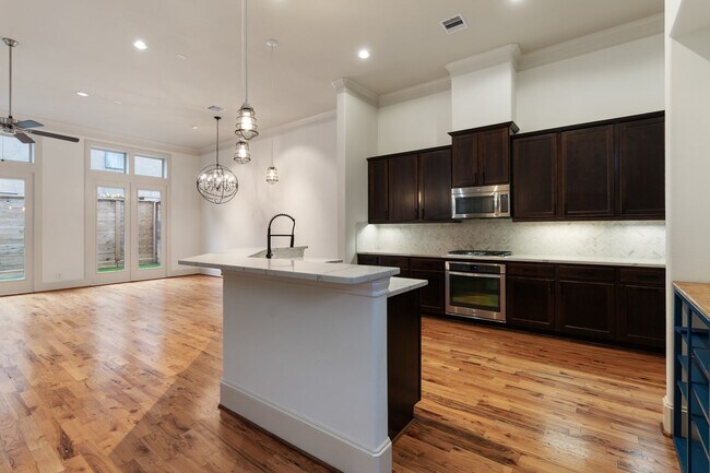 Building Photo - 1103 Summer St