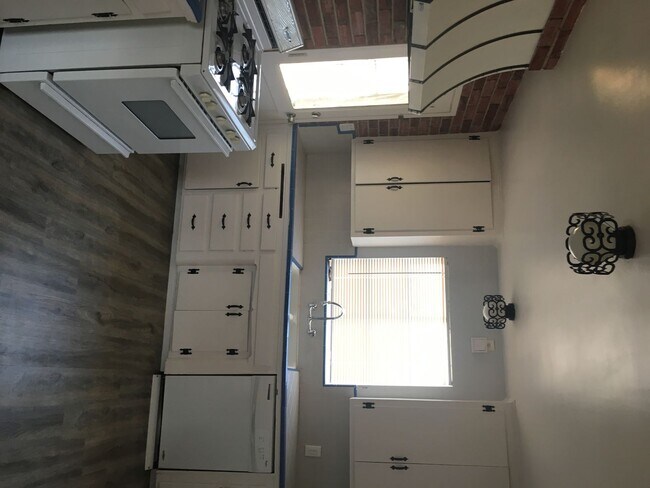 Building Photo - 3 Bed / 1 Bath Home Near Bakersfield College – $1,725 + Deposit