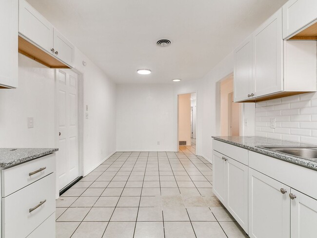 Building Photo - Updated Home + 3 bedrooms + Del City