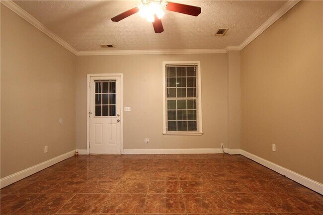 Building Photo - 818 Springlake Rd