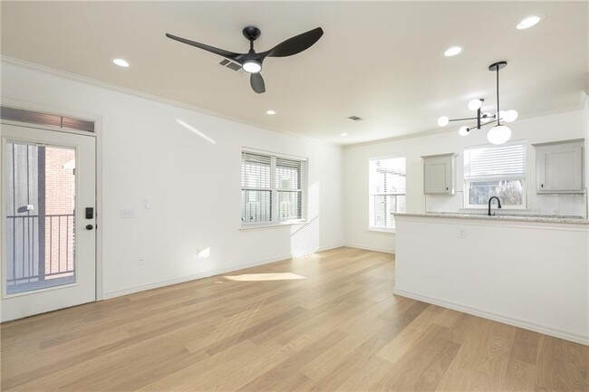 Building Photo - 1137 N Leverett Ave