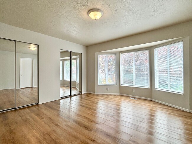 Building Photo - Awesome Split Entry with New Paint & Floor...