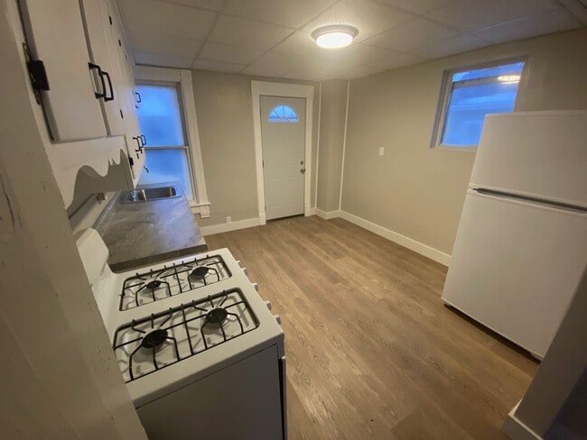 Building Photo - HEAT & ELECTRIC INCLUDED! 1 Bed 1 Bath Lower Unit