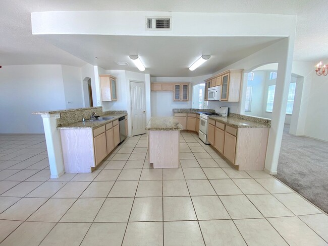 Building Photo - West El Paso LARGE 4bed/3.5bath 3 Car Garage Home-VIEWS!
