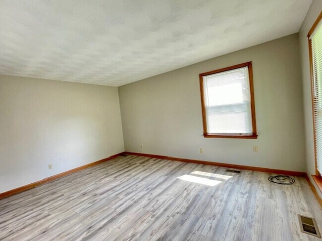 Building Photo - ASHLAND  - PERFECT One Bedroom Available!