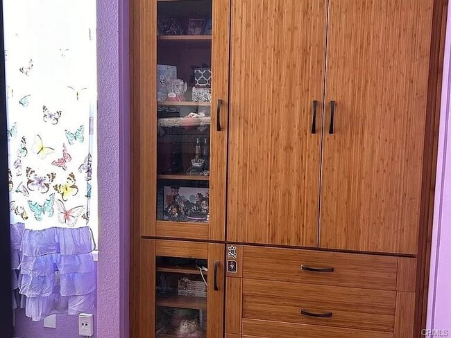 Building Photo - 1020 S San Marino Way