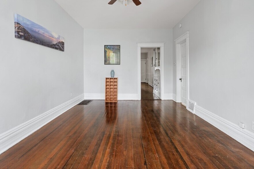 Building Photo - 1529 W Nelson St