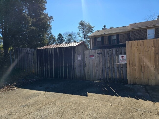 Building Photo - 2 Bedroom 2-1/2 Bathroom Townhouse Style Condo