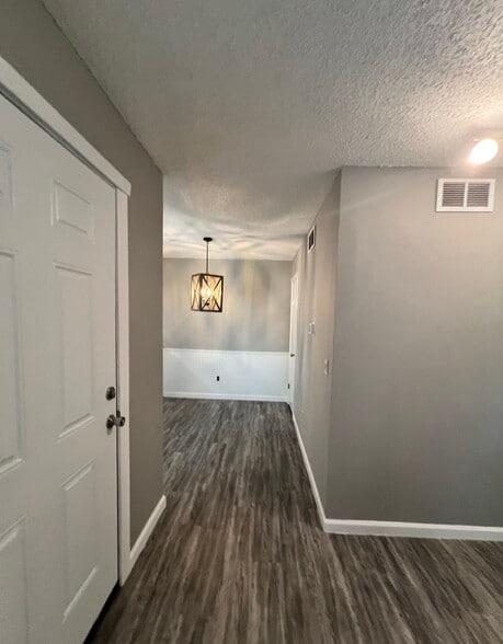 Building Photo - 813 Red Bird Ln