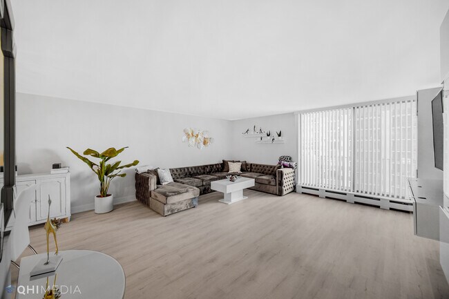 Building Photo - 6033 N Sheridan Rd