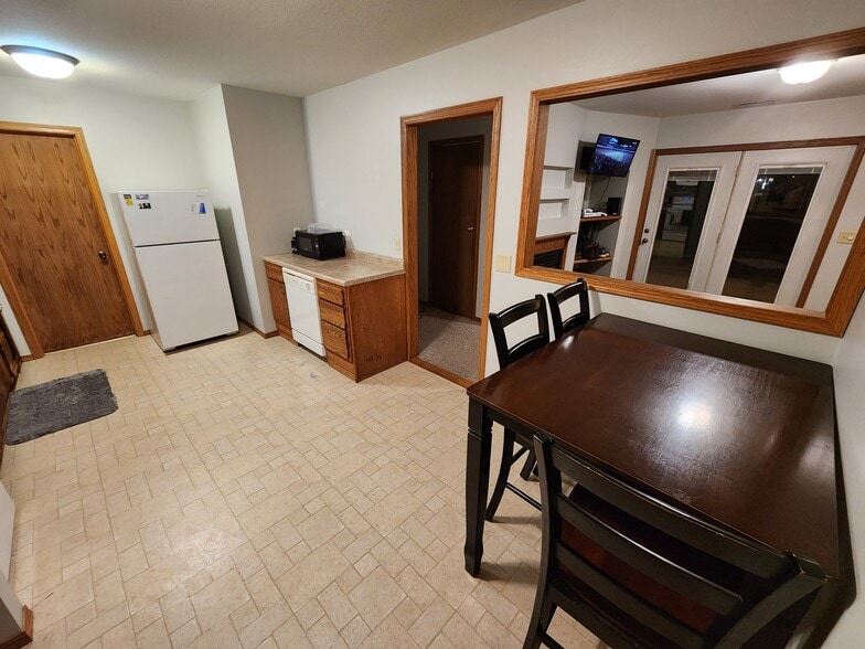 dining area - 511 10th St SE