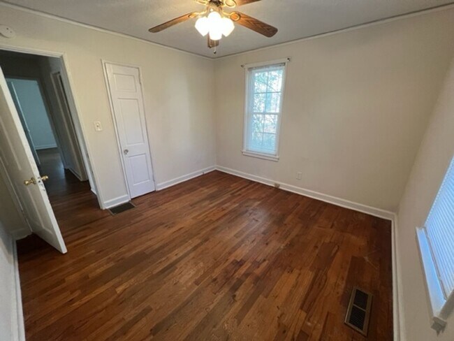 Building Photo - Charming 2 bed 1 bath house in Five-Points!