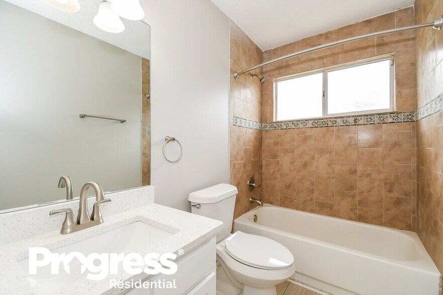 Building Photo - 8790 Townsquare Dr S