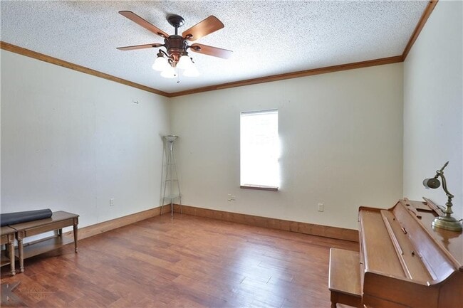 Building Photo - 418 Elm St