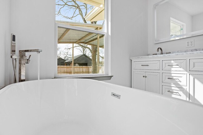 Building Photo - 905 N Lincoln St