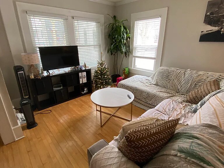 Living - 1119 E Walworth St