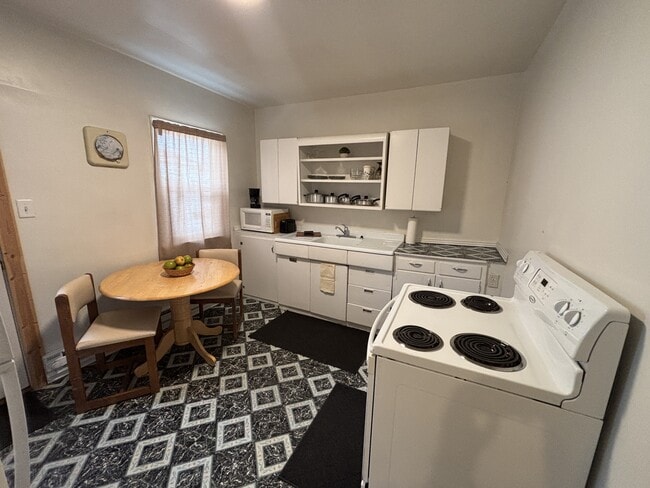 Building Photo - 122 7th St