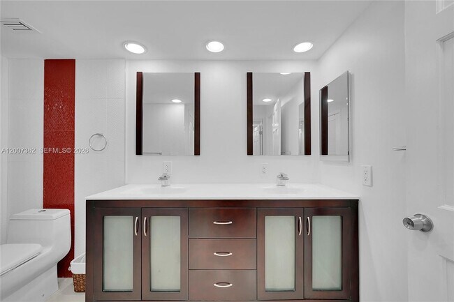 Building Photo - 405 N Ocean Blvd