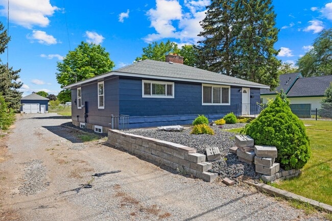 Building Photo - Gorgeous North Side Home With Shop!