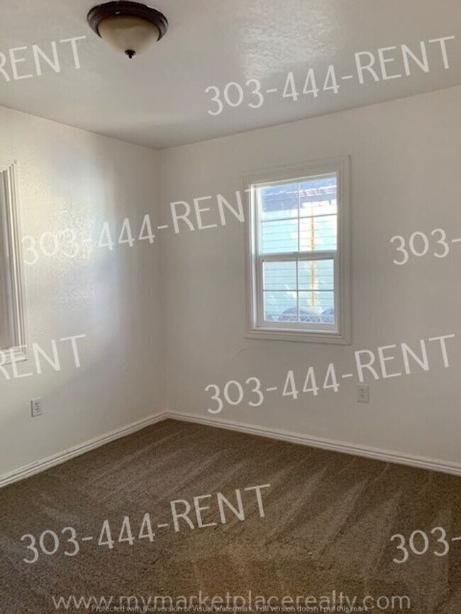 Building Photo - 3 bedroom & 1 bathroom beautiful home! Ready to see now!