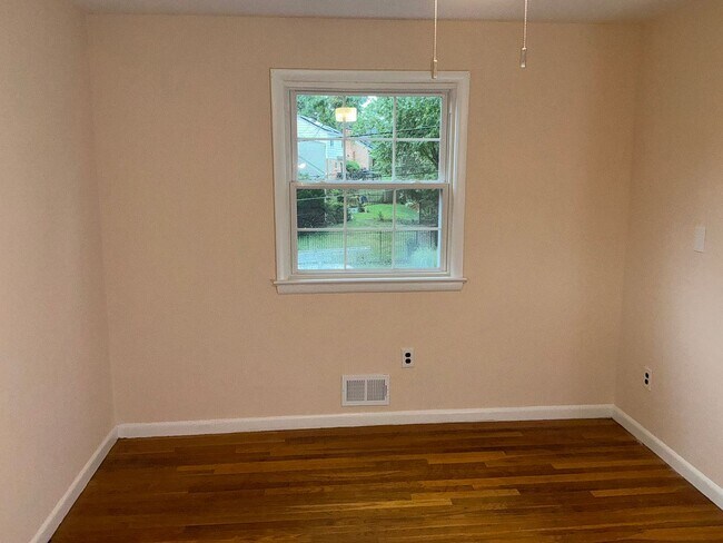Building Photo - Very well maintained 4BR 2.5BA 5 level spl...