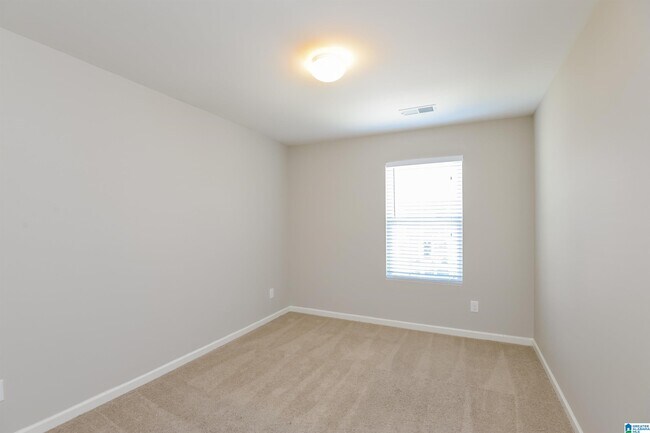 Building Photo - 900 Hawthorn Ln