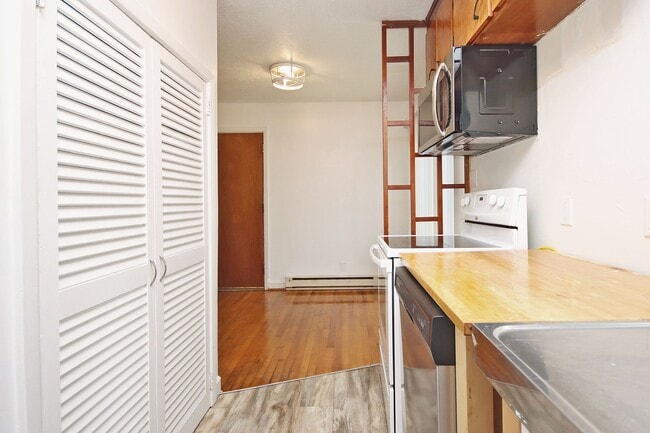 Building Photo - Dog-Friendly Duplex Near Shops at Stonefield