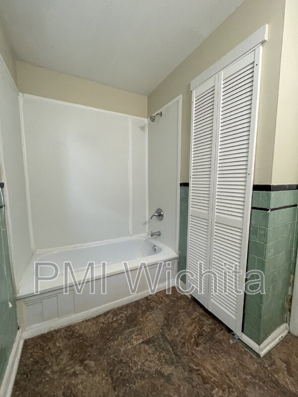 Building Photo - 2557 N Park Pl