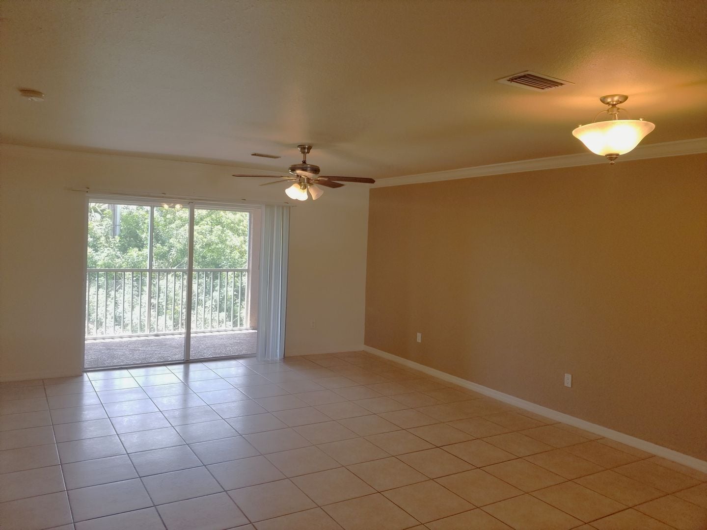 Building Photo - Santa Barbara Villas - Move in Special