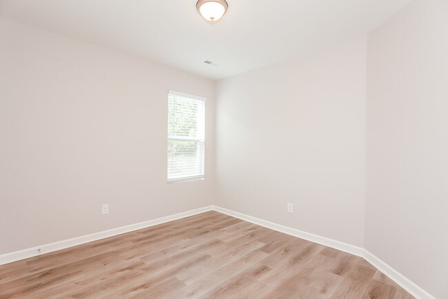 Building Photo - 204 Ravenridge Ct
