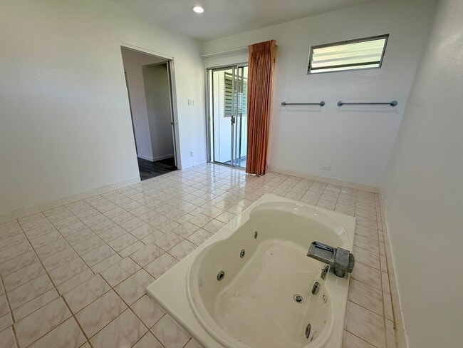 Building Photo - Newly Renovated 5BR/2BA Home – Move-In Ready in Pearl City
