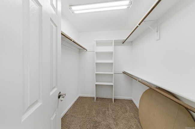 Building Photo - 20 Hillcrest Ln