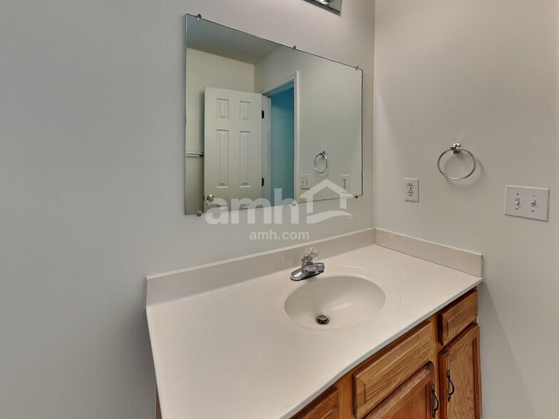 Building Photo - 1407 Hyalyn Ct