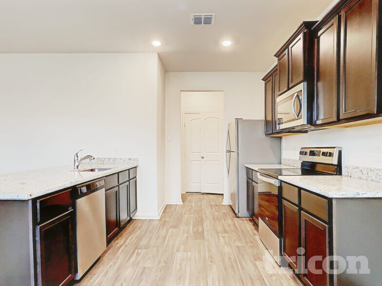 Building Photo - 732 Shoal Crk