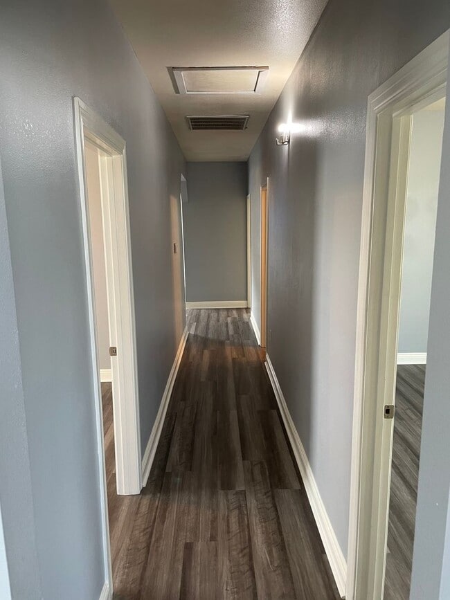 Building Photo - 4BD/2BA in the heart of MidCity