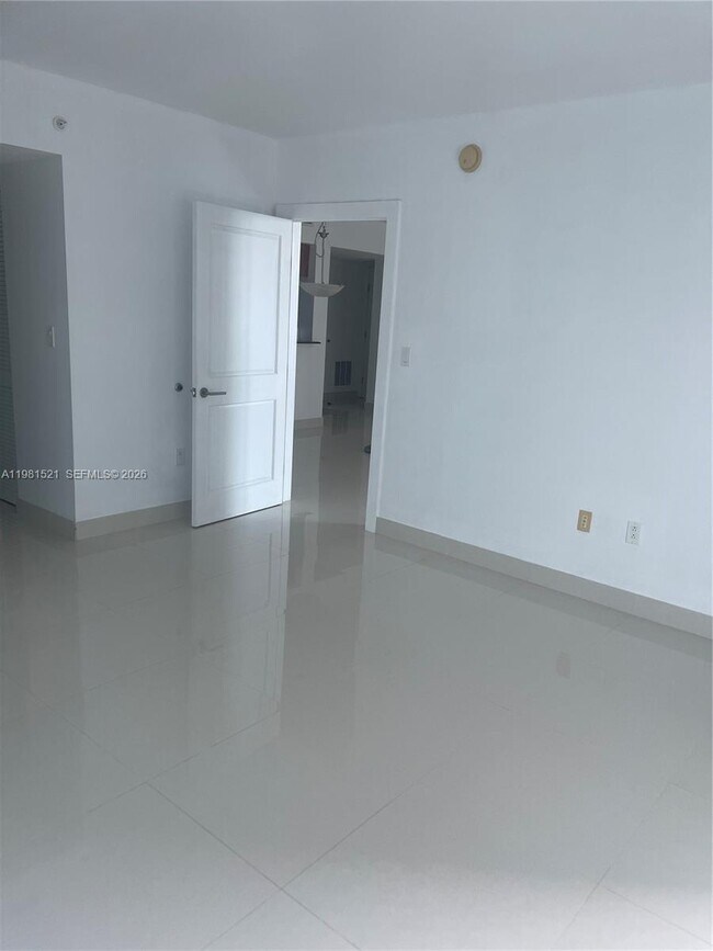 Building Photo - 1800 N Bayshore Dr